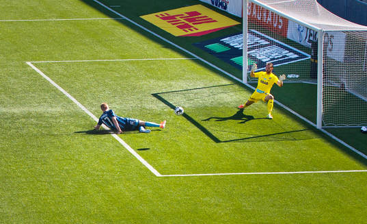 Djurgårdens Kalle Holmberg och Örebros målvakt Oscar