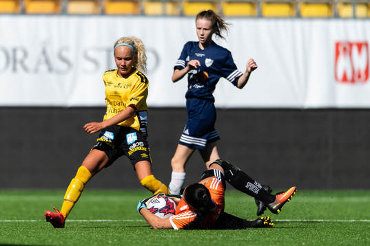 Elfsborgs Tea Skoglund och Öxnevallas målvakt Amanda