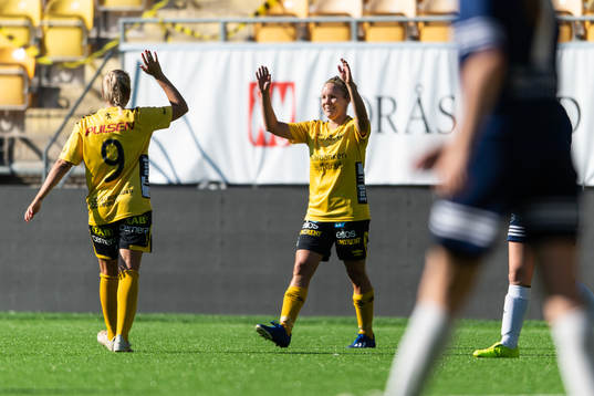 Elfsborgs Linda Westberg Carlsson jublar med Cornelia