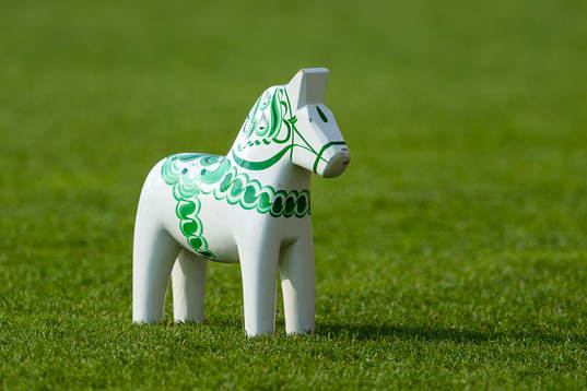 Dalahäst på gräset före fotbollsmatchen i Superettan