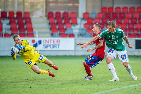 Brages målvakt Adrian Engdahl och Alexander Ekblad mot