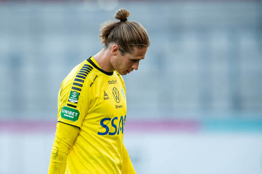 Brages målvakt Adrian Engdahl deppar