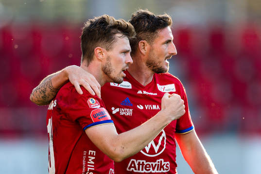 Östers Nicolas Mortensen och James Keene jublar