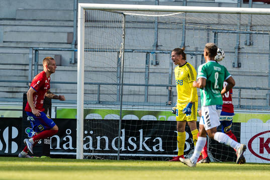 Östers Petar Petrovic gör mål 1-0 och jublar. Brages