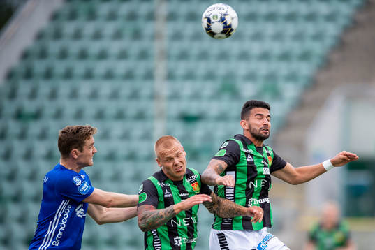 Sundsvalls David Myrestam i en duell med GAIS Jesper Brandt