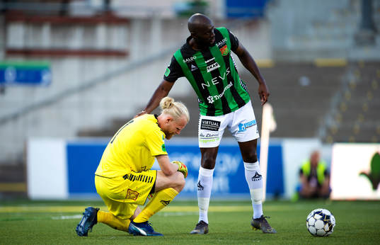 GAIS målvakt Mathias Karlsson och Borins Lumbana deppar
