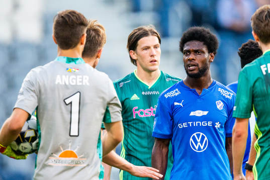 Halmstads Joseph Baffo reagerar på Dalkurds målvakt Filip