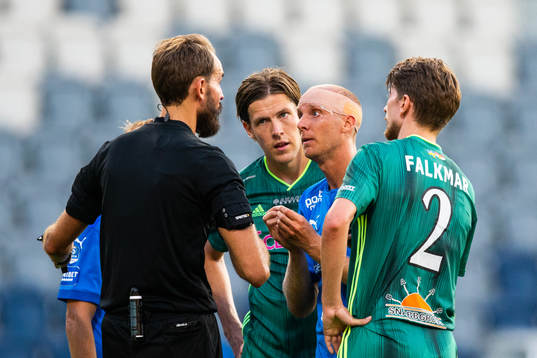 Halmstads Andreas Johansson i diskussion med domare Andreas