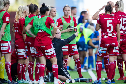 Piteås tränare Stellan Carlsson ger direktiv i en timeout