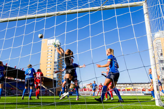 Eskilstunas målvakt Cosette Morche med en räddning