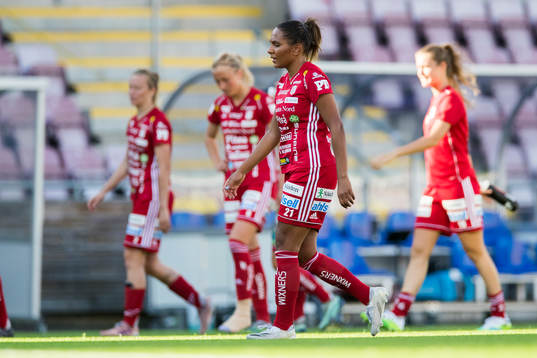 Piteås Madelen Janogy (närmast i bild) deppar