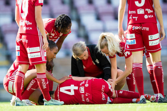 Piteås Josefin Johansson ligger på marken