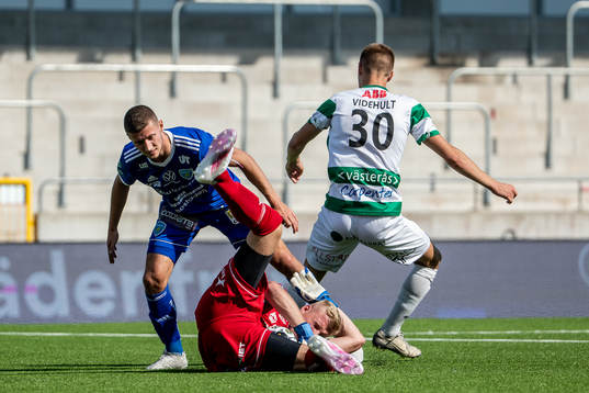 Umeås Jakob Bergman och målvakt Viktor Frodig mot