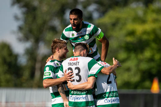 Västerås Emil Skogh jublar med lagkamrater