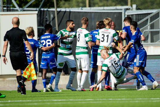 Heta känslor i slutet av fotbollsmatchen i Superettan