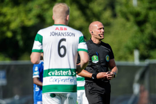 domare Patrik Erikssonunder fotbollsmatchen i Superettan