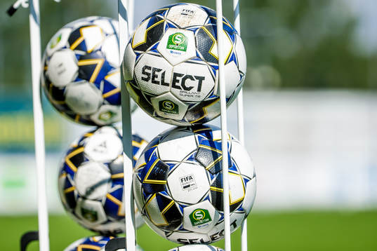 Fotbollar innan fotbollsmatchen i Superettan  mellan