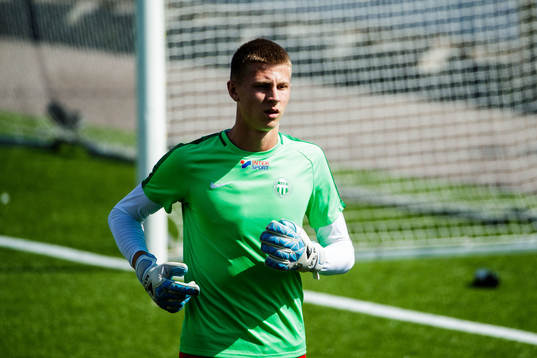 Västerås målvakt Sebastian Selin innan fotbollsmatchen i