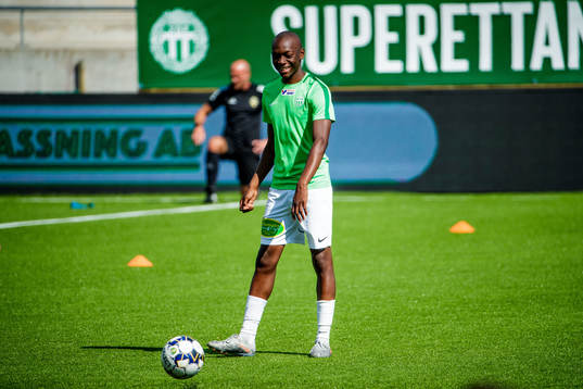 Västerås Moonga Simba innan fotbollsmatchen i Superettan