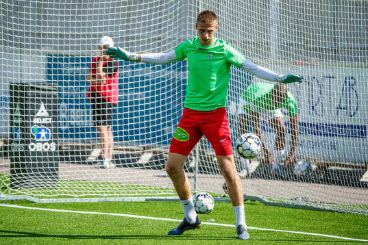 Västerås målvakt Sebastian Selin innan fotbollsmatchen i