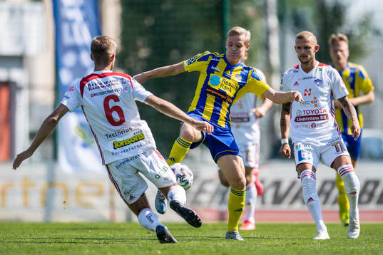 Assyriskas Alex Petrovic och Eskilsminnes Filip Lundeberg