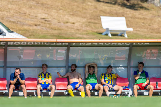 Eskilsminnes spelare deppar på avbytarbänken