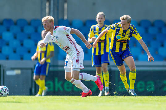 Assyriskas Simon Klänge och Eskilsminnes Filip Lundeberg