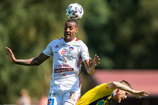 Assyriskas Simon Karlsson Adjei i nickduell med