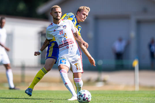 Assyriskas Midhad Jukovic och Eskilsminnes Filip Lundeberg