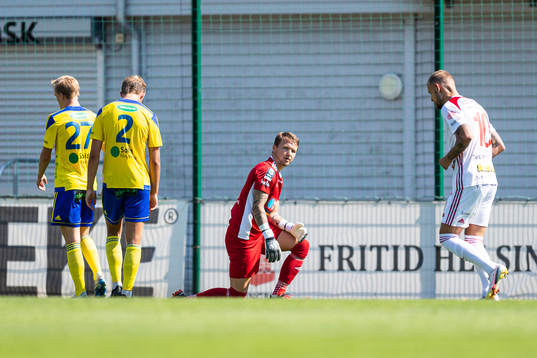 Eskilsminnes målvakt Pontus Löfvenmark deppar