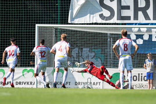 Assyriskas Simon Karlsson Adjei gör 0-5 på straff