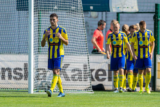 Eskilsminnes Gjenis Zeqiri gör entré till fotbollsmatchen