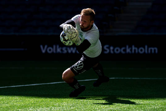 Hammarbys målvakt David Ousted värmer upp