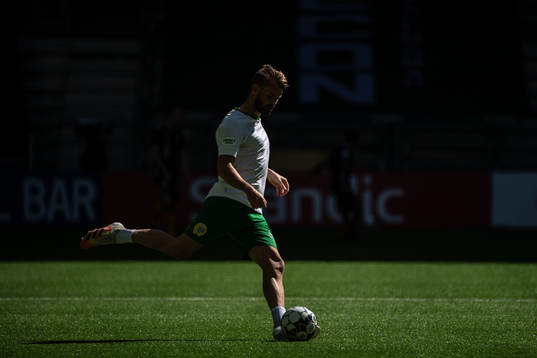 Hammarbys Mads Fenger Nielsen värmer upp