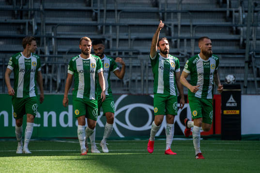 Hammarbys Imad Khalili (m) jublar med lagkamrater