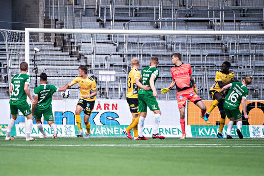 Hammarbys Imad Khalili gör 1-1 bakom Elfsborgs målvakt