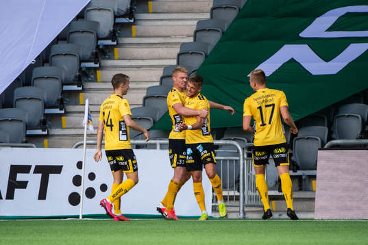 Elfsborgs Jesper Karlsson jublar med lagkamrater