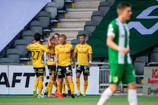 Elfsborgs Jesper Karlsson (h) jublar med lagkamrater