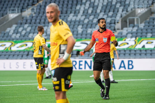 Elfsborgs Simon Strand tilldelas ett andra gult kort och