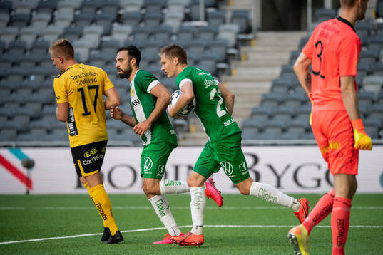 Hammarbys Aron Johansson (h) jublar med Abdul Khalili