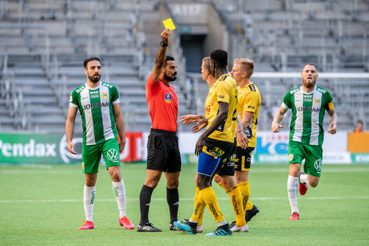 Elfsborgs Joseph Okumu tilldelas ett gult kort av domare