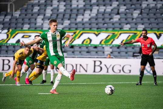 Hammarbys Aron Johansson gör 2-2 på straff