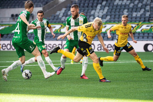 Elfsborgs Johan Larsson mot Hammarbys Tim Söderström och