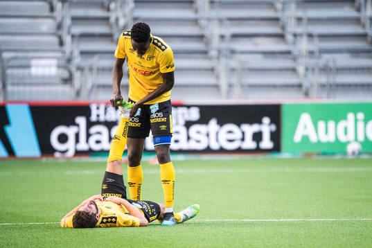 Elfsborgs Joseph Okumu hjälper Frederik Holst med