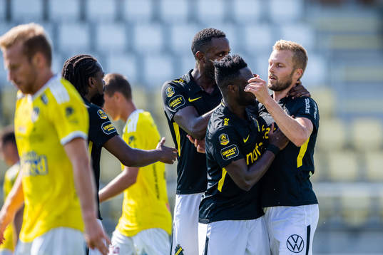 s Sebastian Larsson (h) jublar med Henok Goitom  och