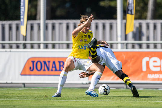 s Henok Goitom i en situation som leder till straff för AIK