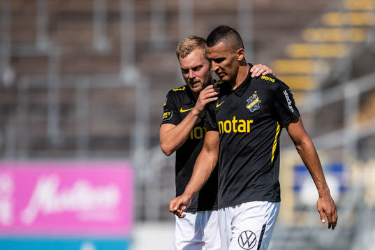 s Sebastian Larsson och Nabil Bahoui deppar