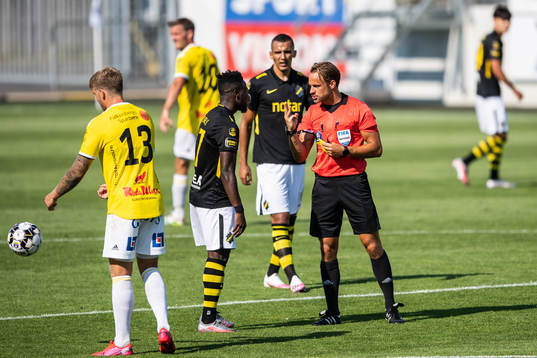 s Ebenezer Ofori tilldelas ett gult kort av domare