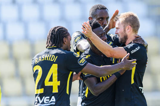s Sebastian Larsson jublar med lagkamrater