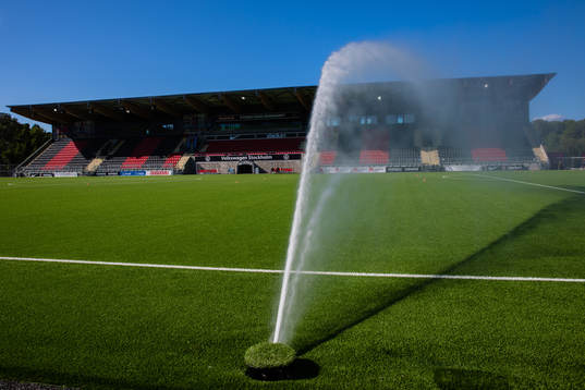 Konstgräs bevattnas på Grimsta IP